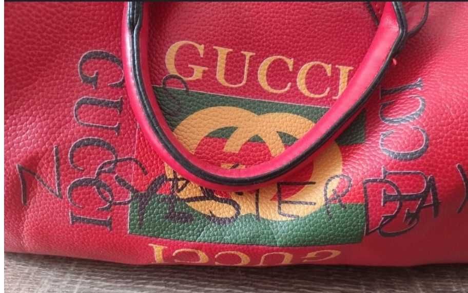 Czerwona torebka kuferek