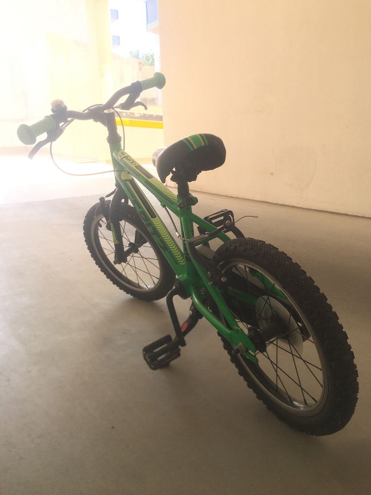 Bicicleta verde de 6 a 9 anos