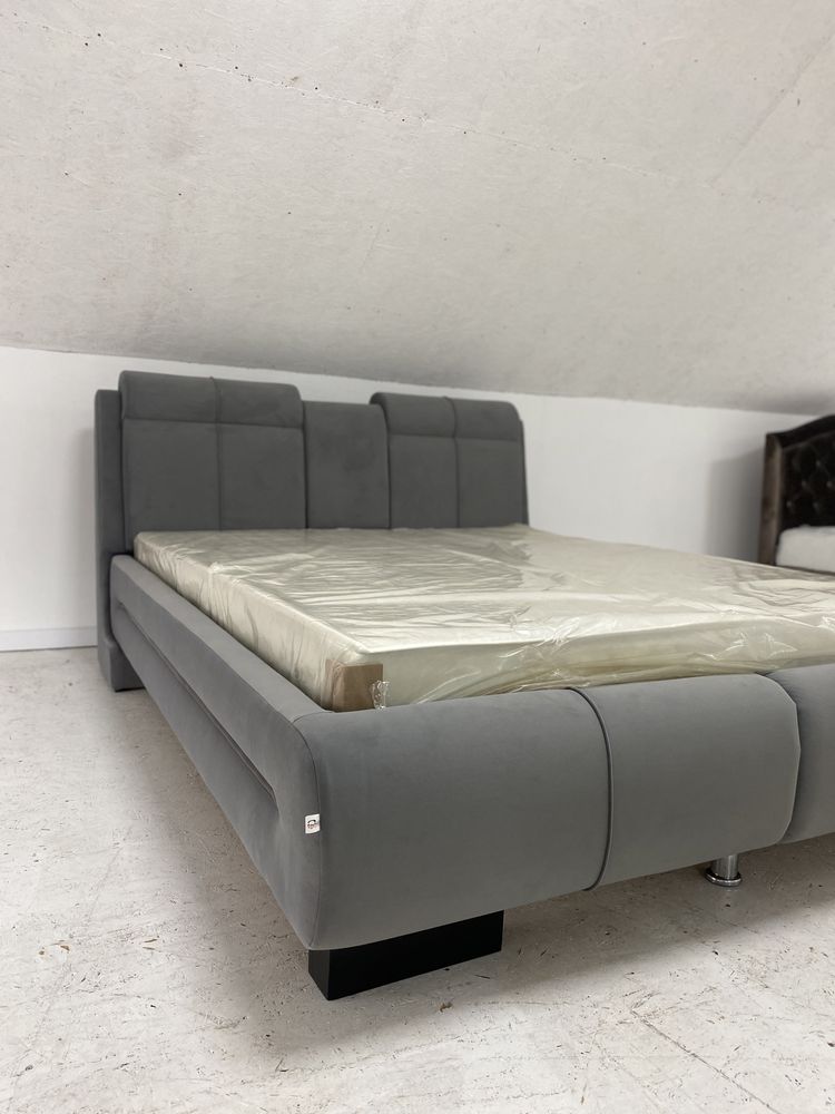 Ліжко двохспальне у велюрі з мягким билом узголів‘ям з матрацом