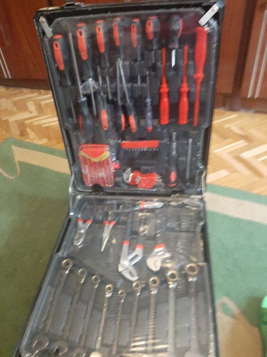 Большой набор инструментов в чемодане на колесах