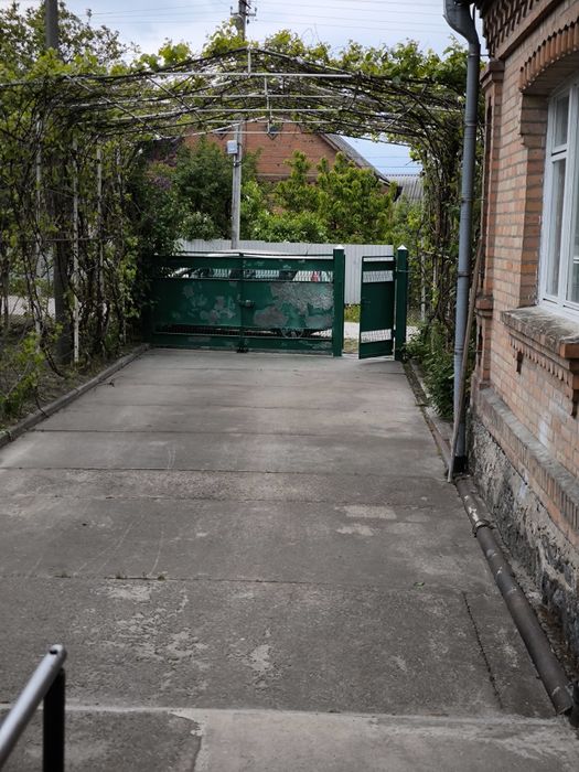 Продаж добротного цегляного  будинку