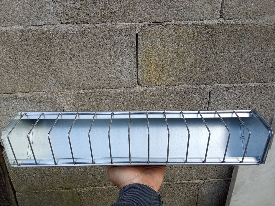 Comedouros e bebedouros novos