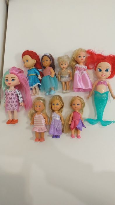 Zestaw małych laleczek dla dziewczynki