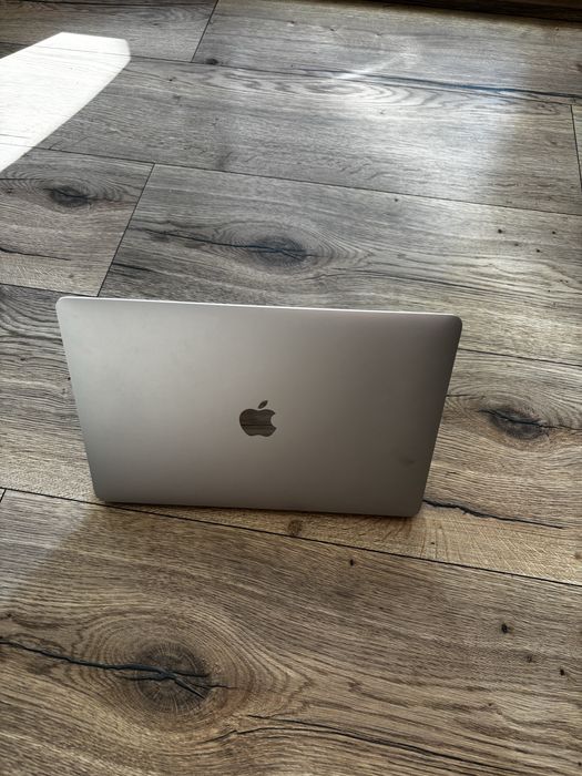 MacBook Air M1 (2022) – Lekkość, moc i styl w jednym!
