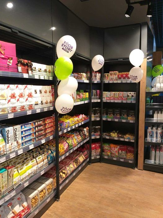 Торгове обладнання для магазину в наявності графітового кольору полиці