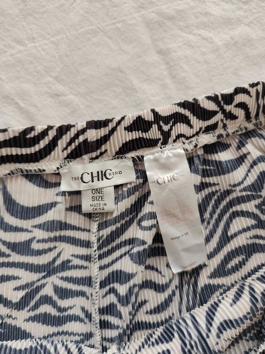 Plisowane spodnie z szerokimi prostymi nogawkami zwierzęcy wzór zebra