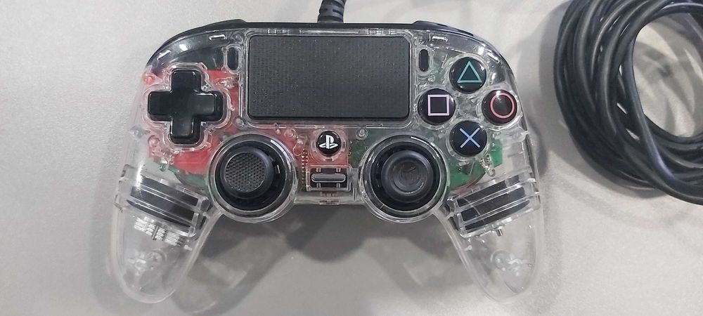 Comando Nacon Playstation 4 PS4 Wired Illuminated Compact Controller