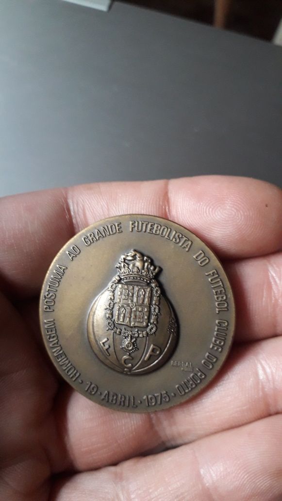 Medalha do Pavão homenagem póstuma 1975 bronze FC Porto