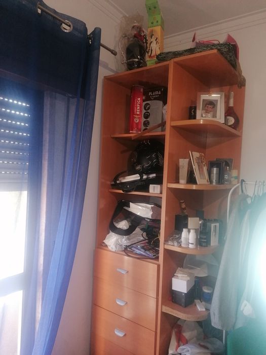 Cama, mesa de cabeceira e o móvel