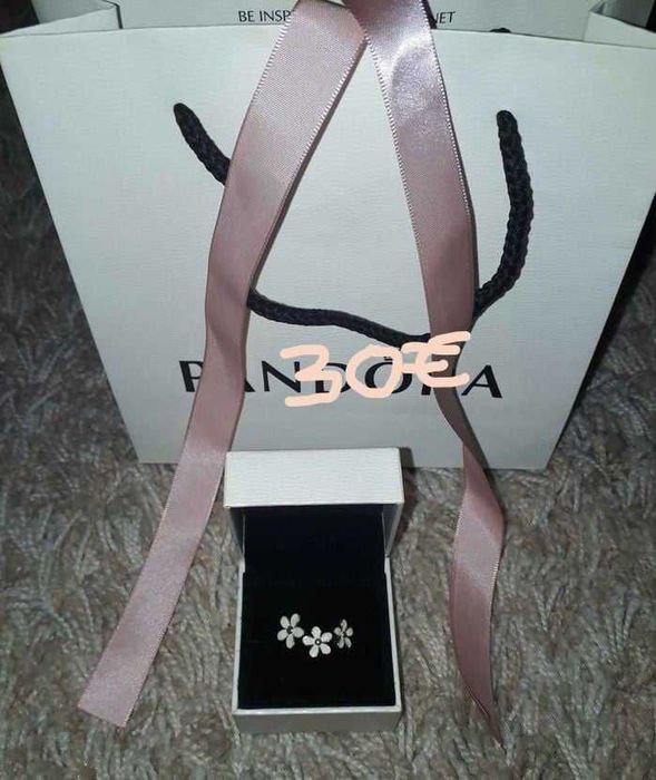 Anel original Pandora, em formato de flor branca