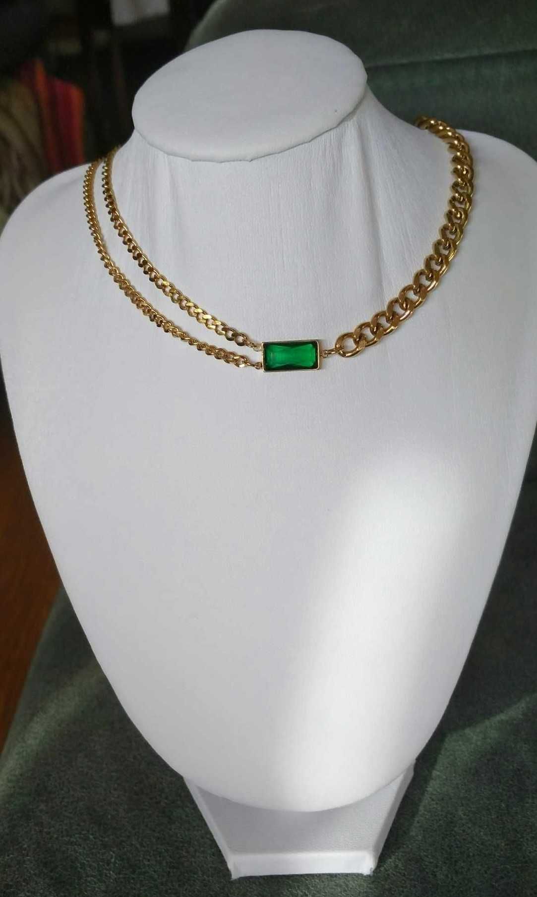 Colar Aço Dourado c/ Malha Grossa, Fio Duplo c/ Pedra Verde NOVO