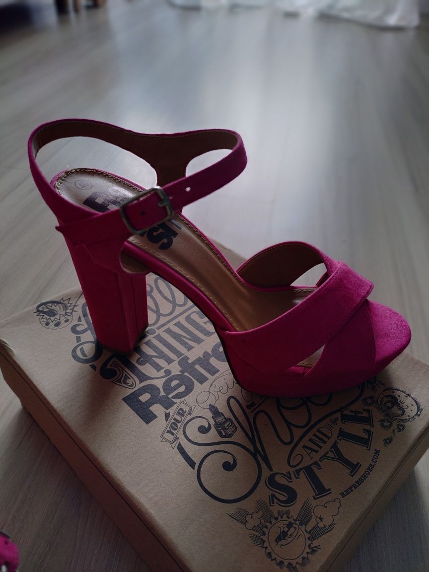 Buty na koturnie
