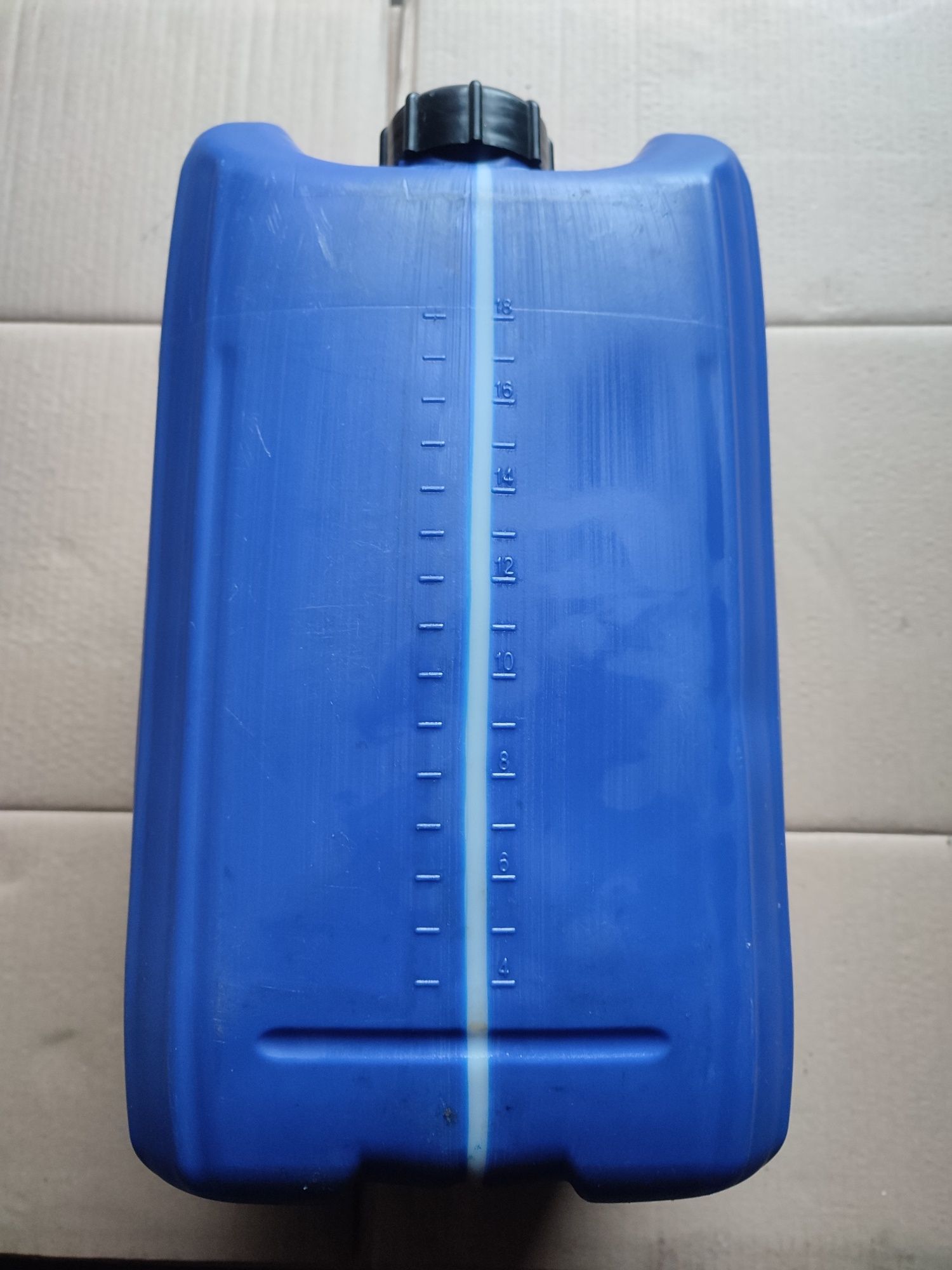 Канистра пластиковая для воды объемом 20 литров