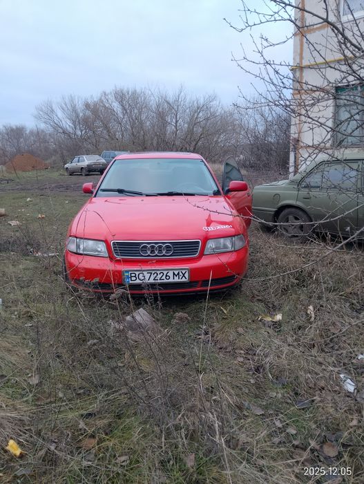 Ауді А4В5  1.6 бензин  1995 рік