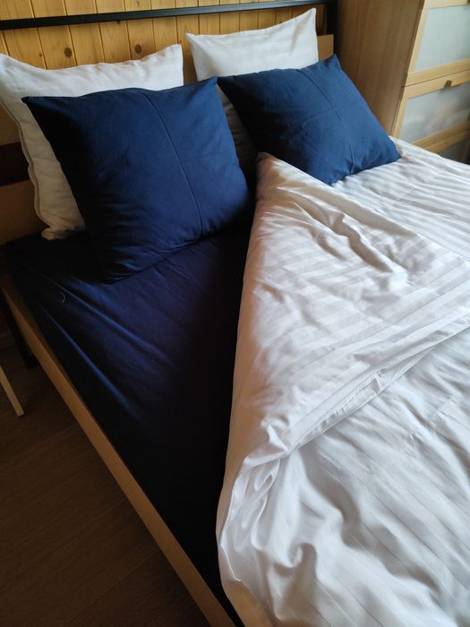 Łóżko i stelaż do kompletu