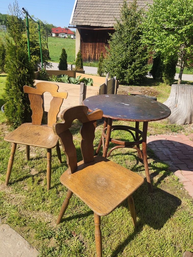 Starodawne krzesła i stół do odnowienia PRL