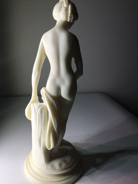 Figurka z alabastru Wenus w kąpieli