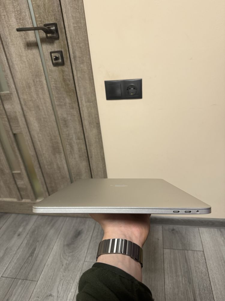 Macbook pro 15 2018 core i9 32/256gb amd pro 555x 4gb