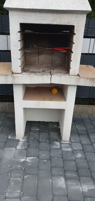 Grill ogrodowy uszkodzony