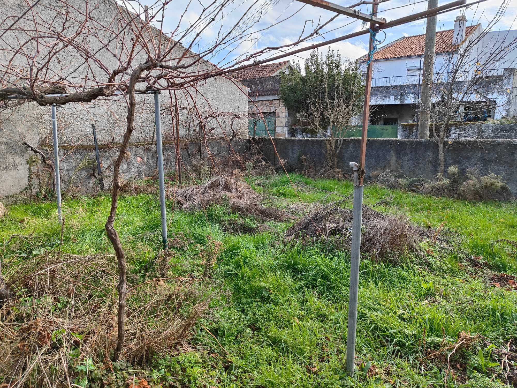 Moradia independente à VENDA na R. dos Ferreiros, 14, ALMEIDA
