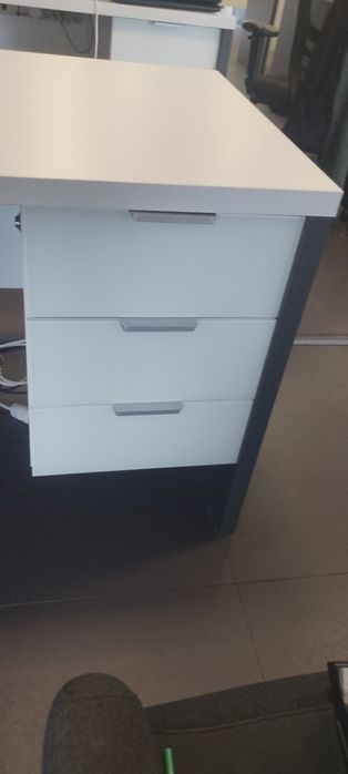 Biurko z szkłem mat biało - szare okazja