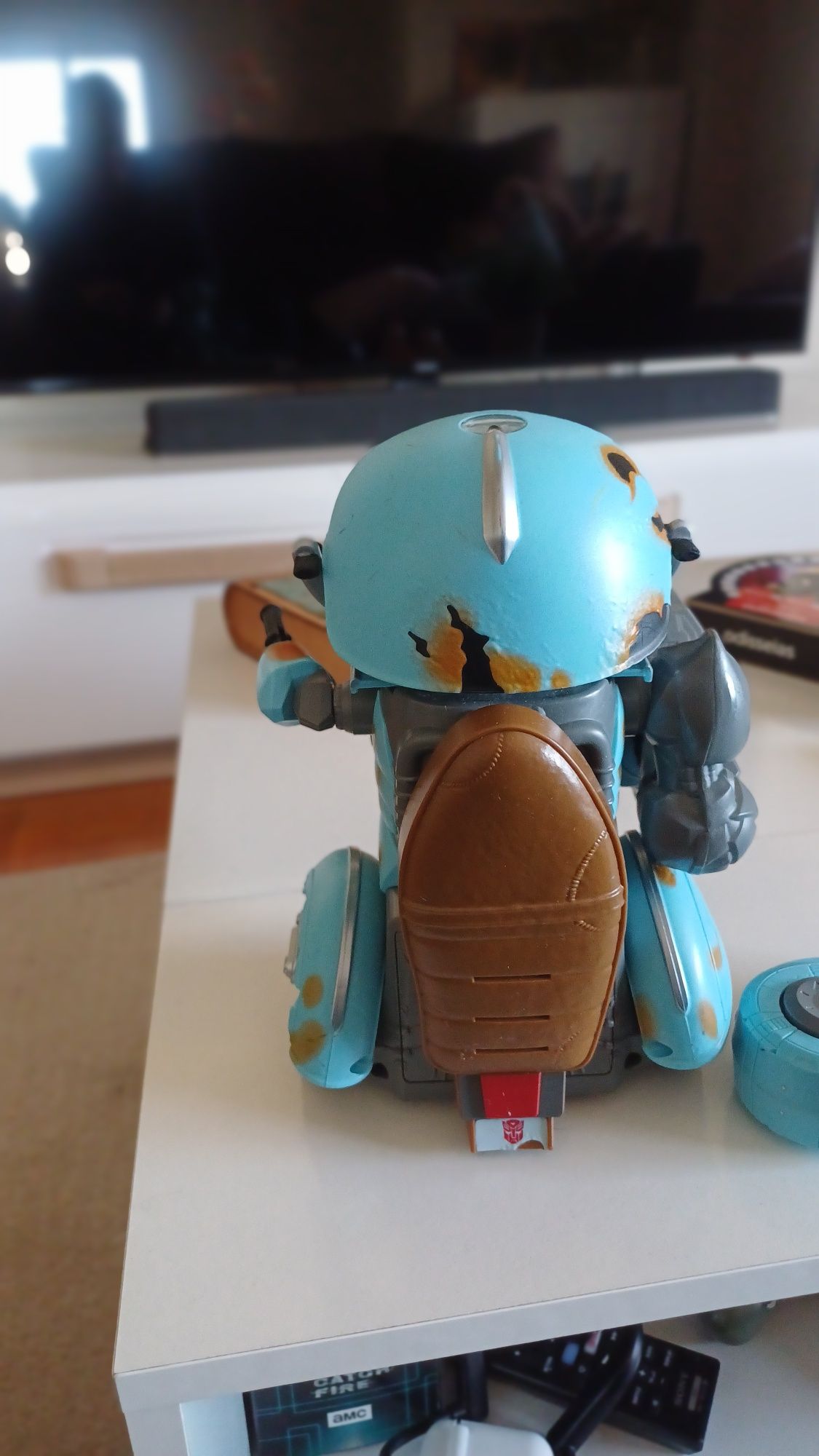Robô Transformers com comando.