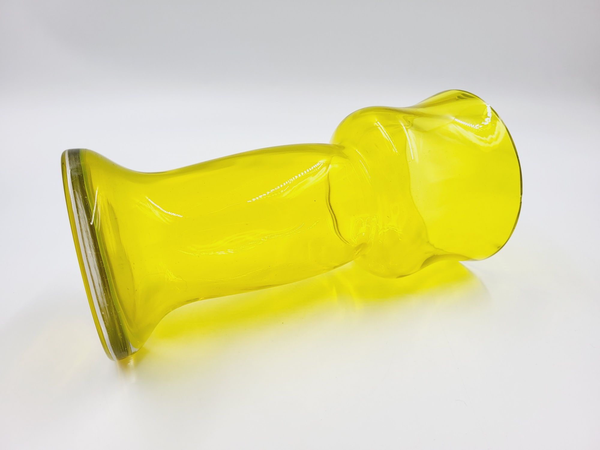 Śliczny cytrynowy żółty szklany wazon Ludwika Fiedorowicza