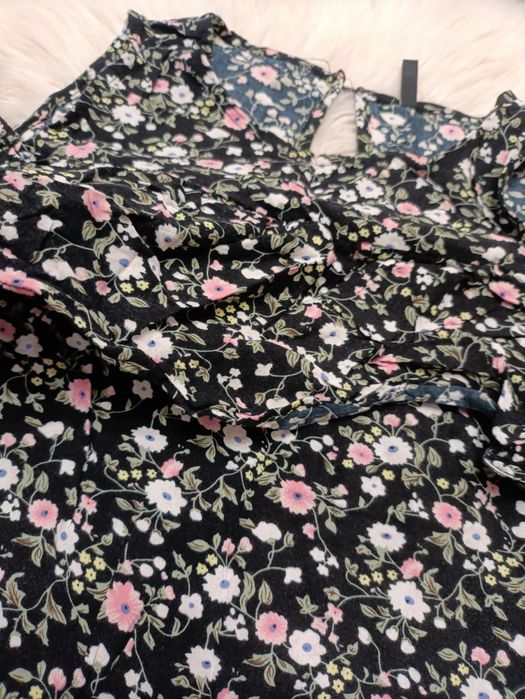 Elegancka bluzka czarna w kwiatki z odkrytymi ramionami house m