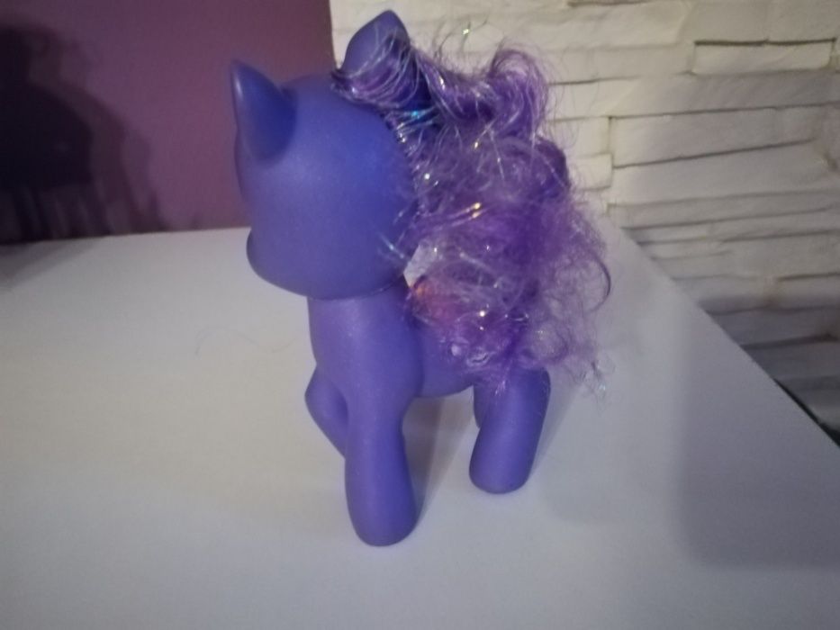 Konik pony świecący w kilku kolorach