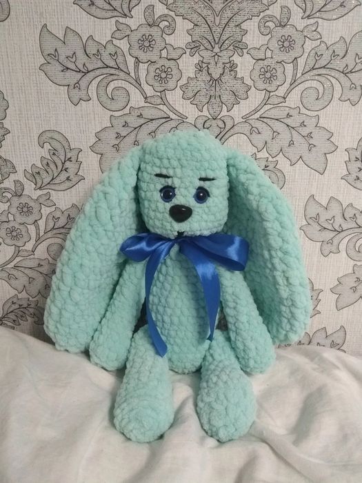 В'язаний заєць ручної роботи