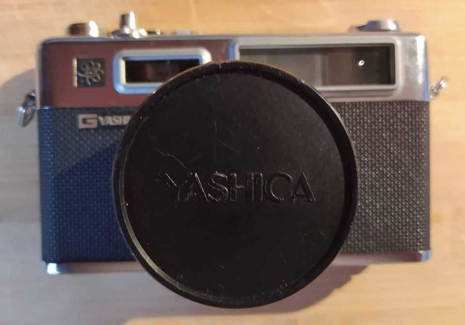 Máquina fotográfica analógica Yashica Electro 35 com estojo e parasol