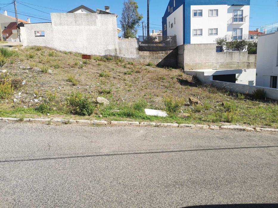 Terreno urbano em Famões