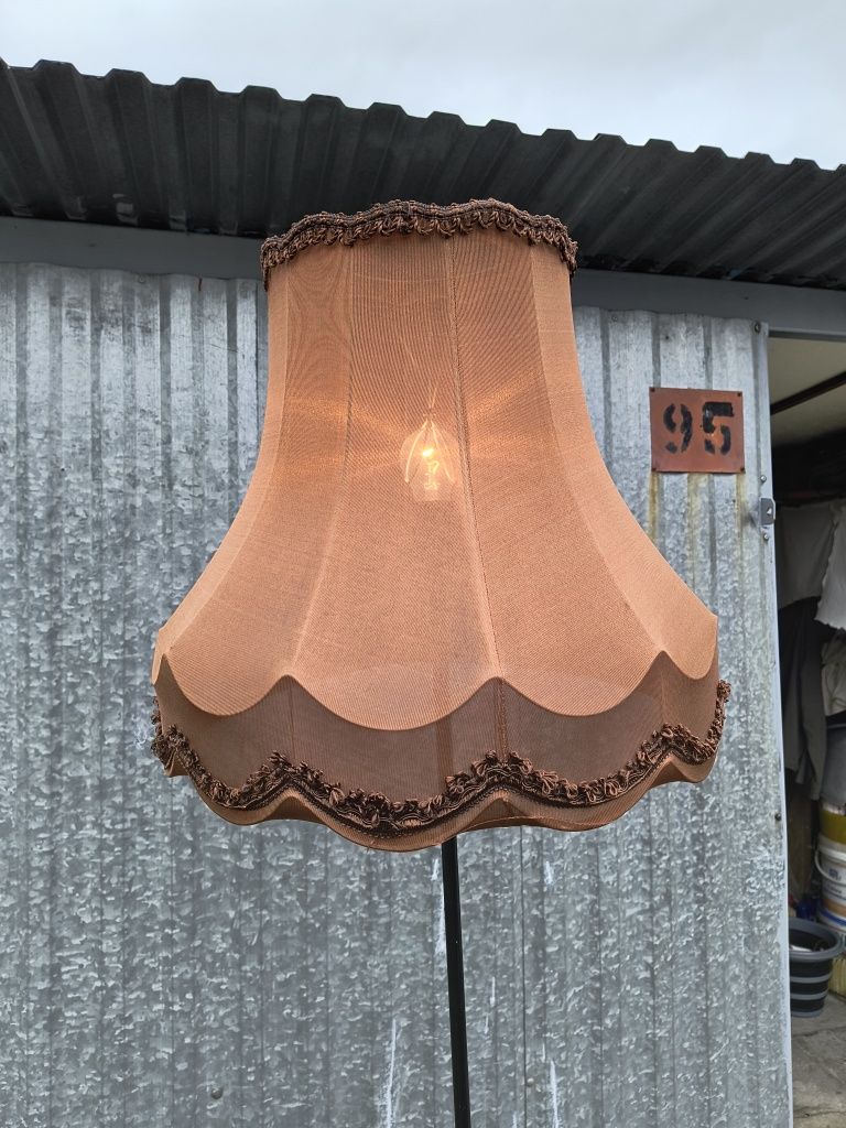 Stara lampa że stolikiem PRL