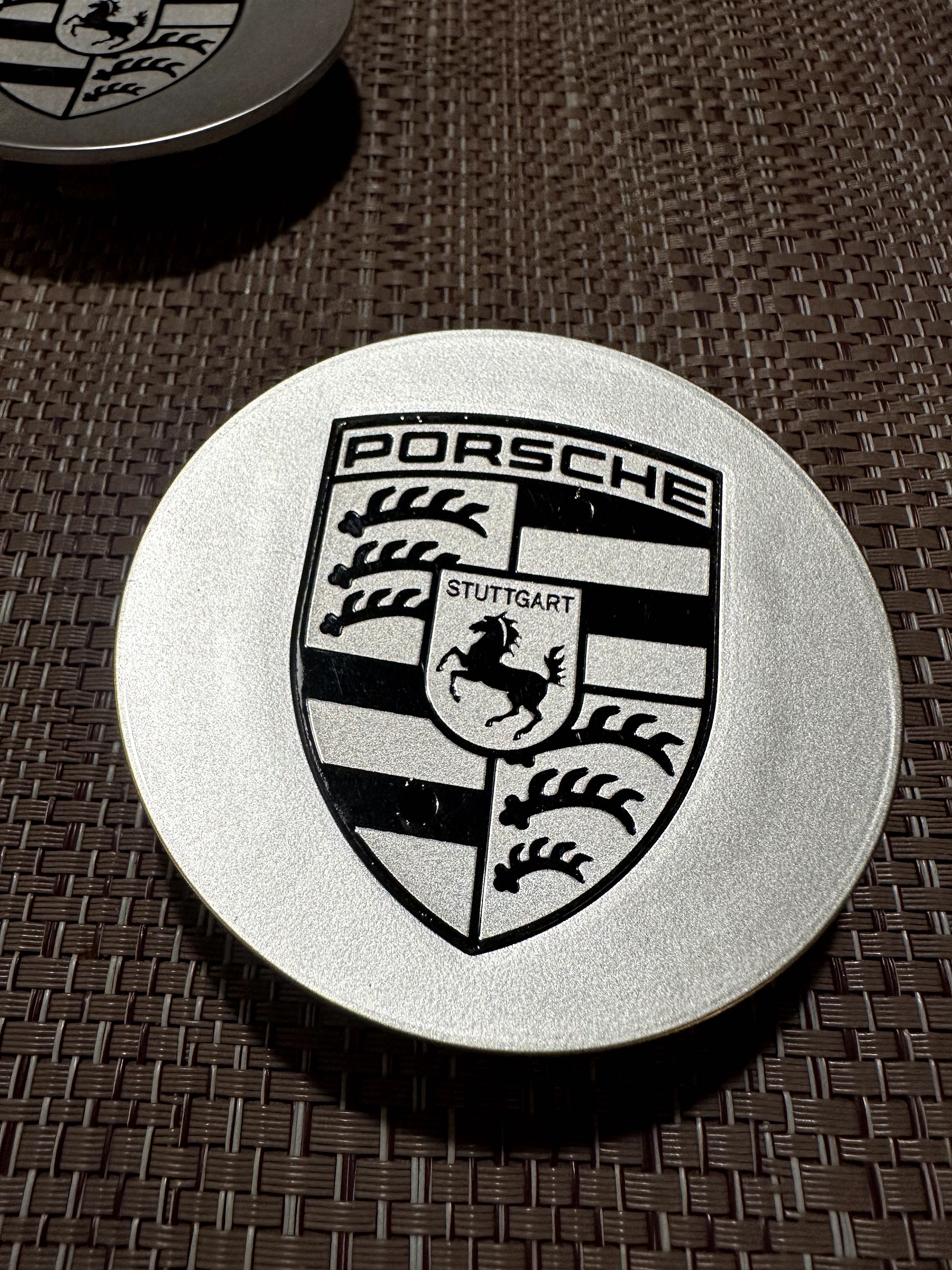 Oryginalne dekielki do felg Porsche Cayenne srebrne 76 mm Komplet