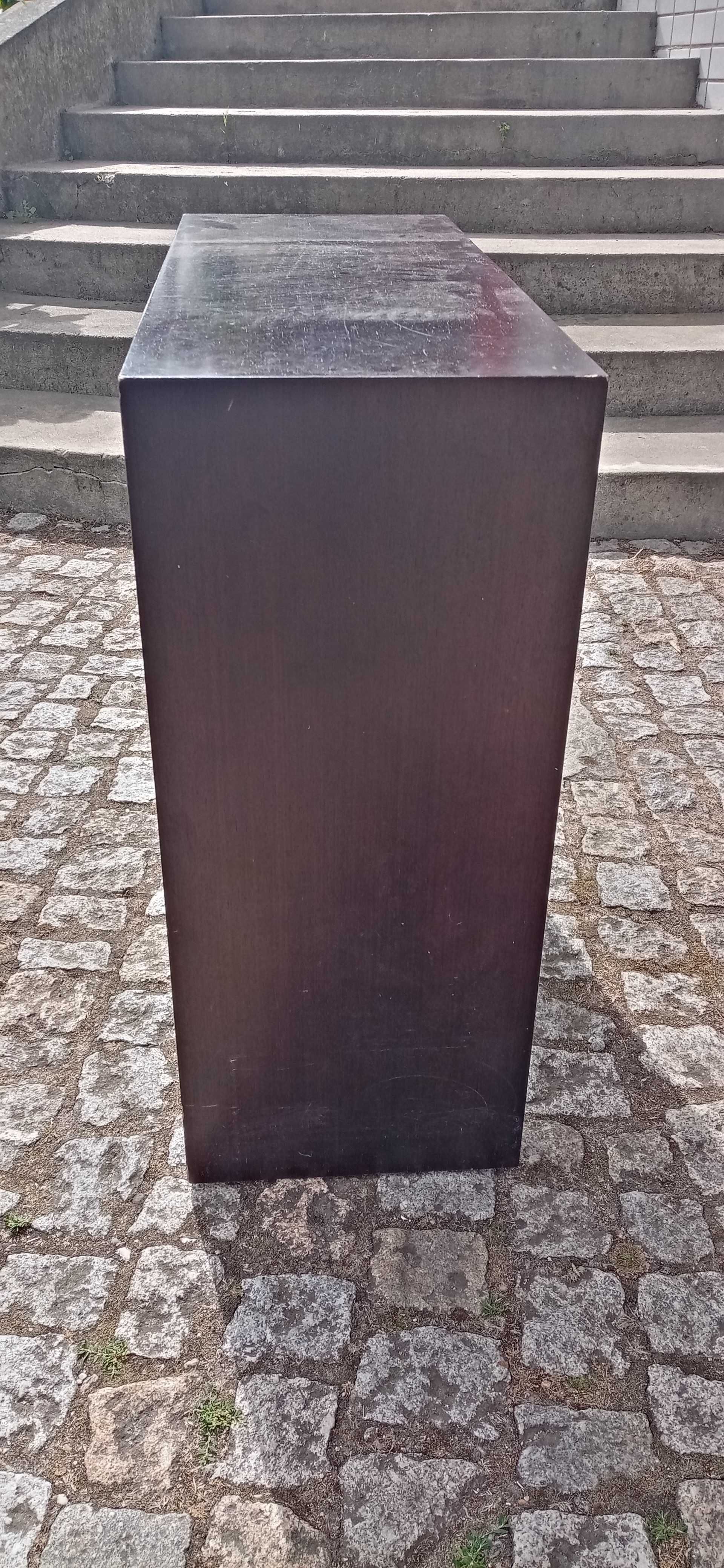 Móvel em madeira maciça