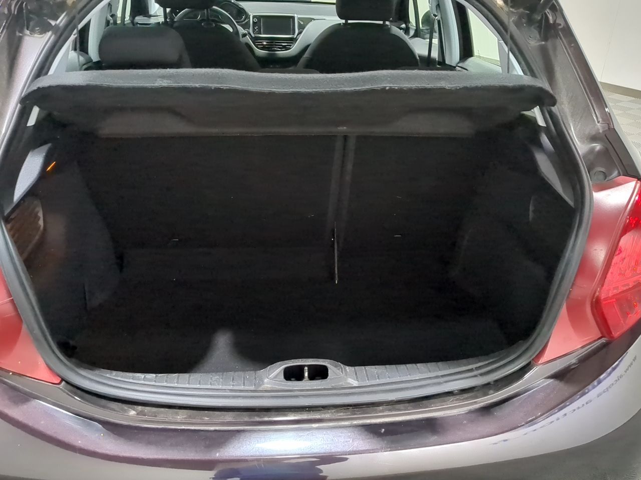 Peugeot 208 Active 1.2 VTI  gasolina 82 CV