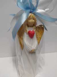 Aniołek Gipsowy z sercem i niebieską wstążką, na prezent Podziękowanie