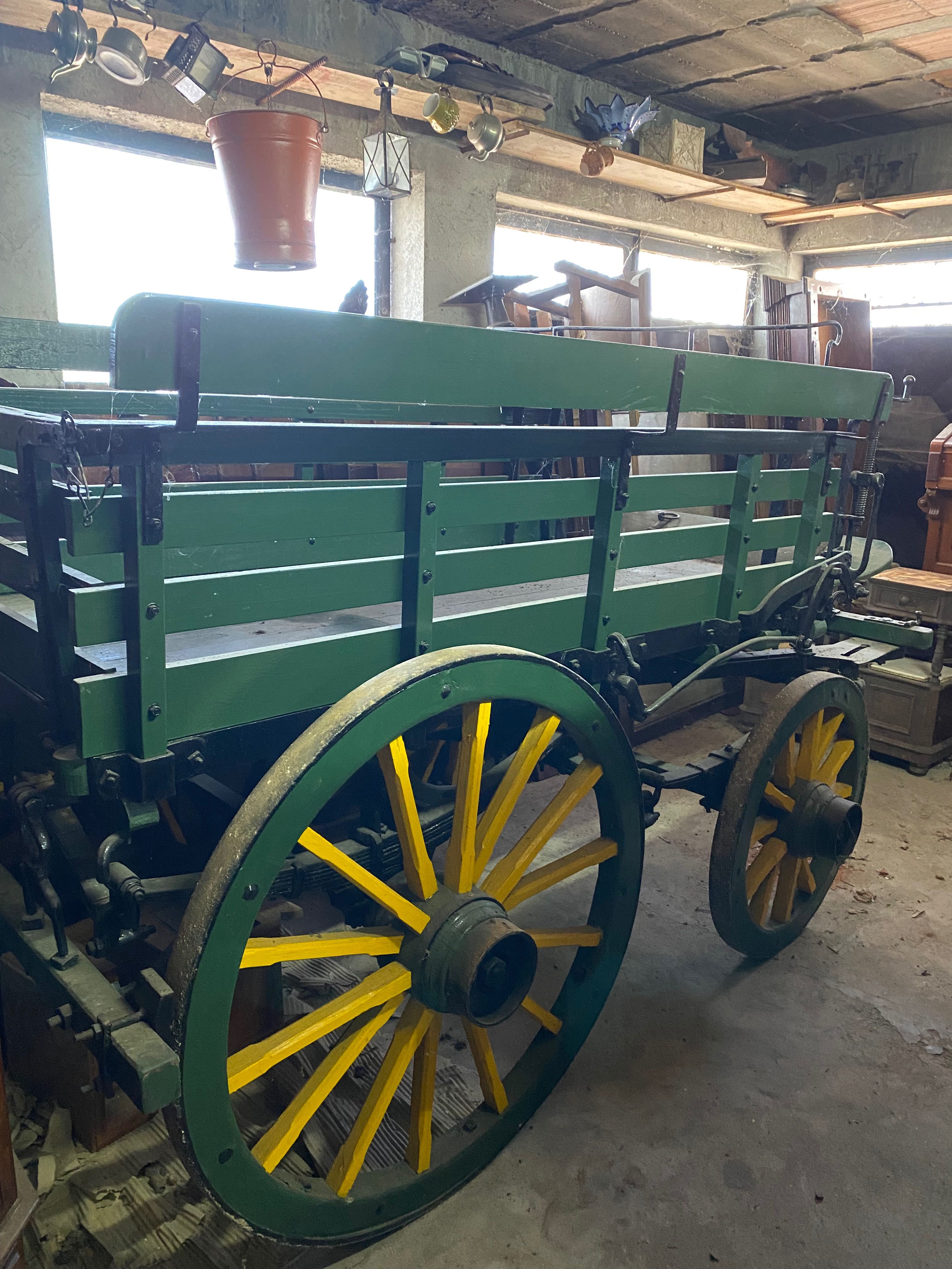 Carroça antiga de transporte de mercadorias, em estado muito bom.