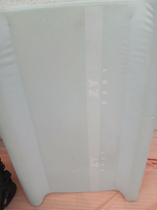 Carrinho com ovo e muda fraldas tudo 5 euros.