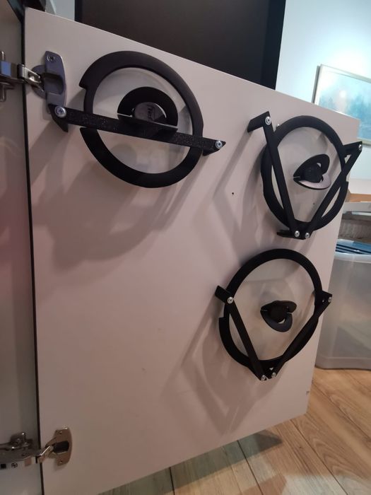 Wieszak na pokrywki do garnków na drzwi szafki