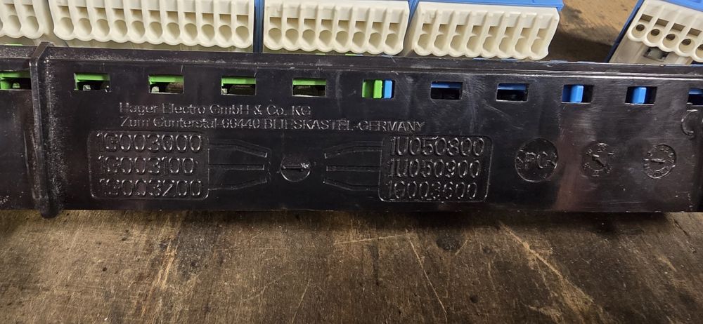 Wspornik z zaciskami PE/N QuickConnect 4R Hager VZ464