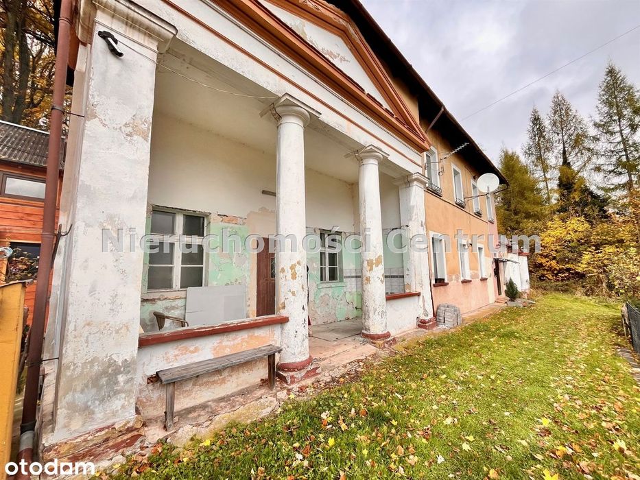 Parter w domu dwurodzinnym z 1870 r. w stylu dworku.