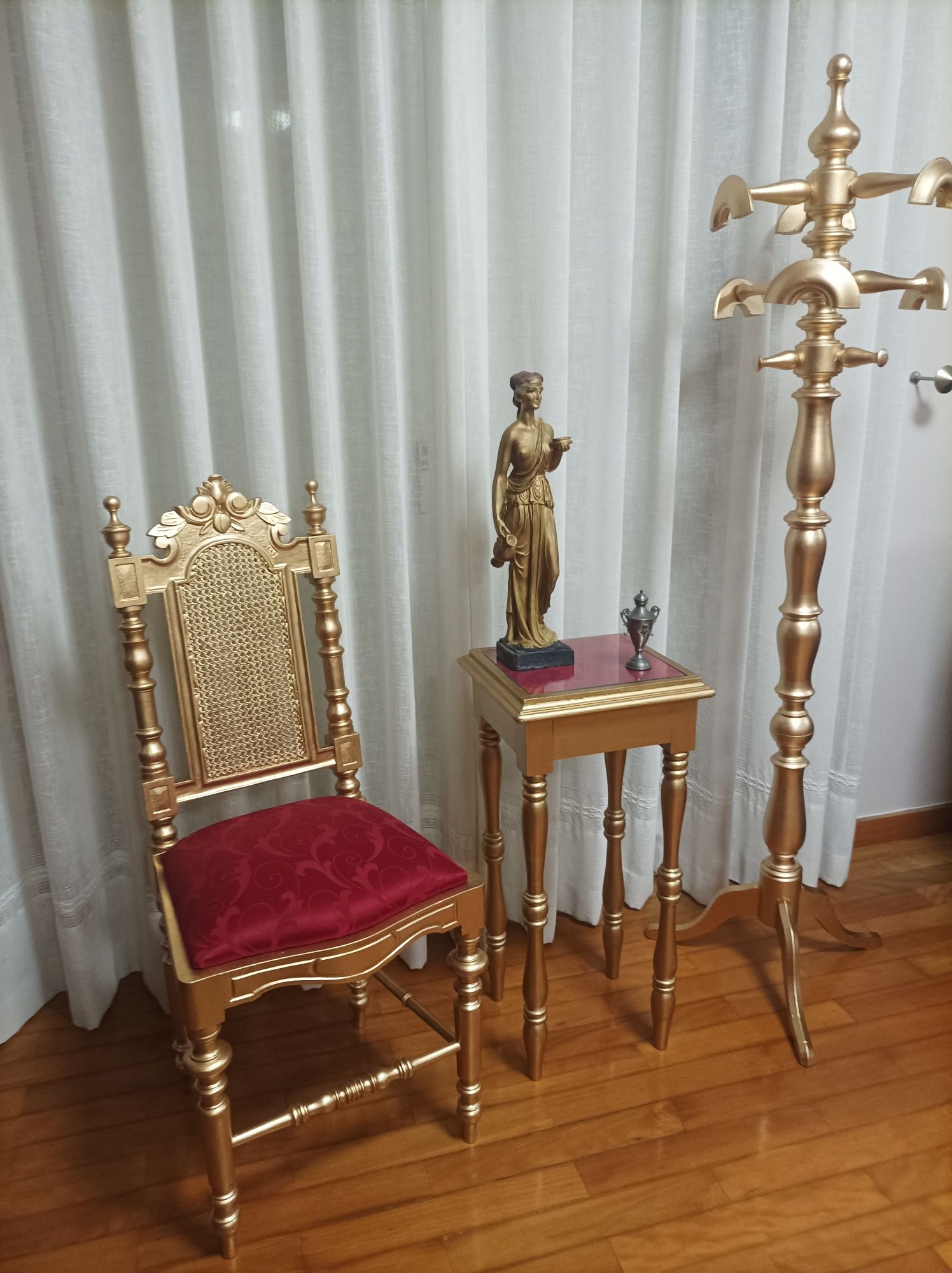 Conjunto centenário restaurado acabamento em ouro velho.