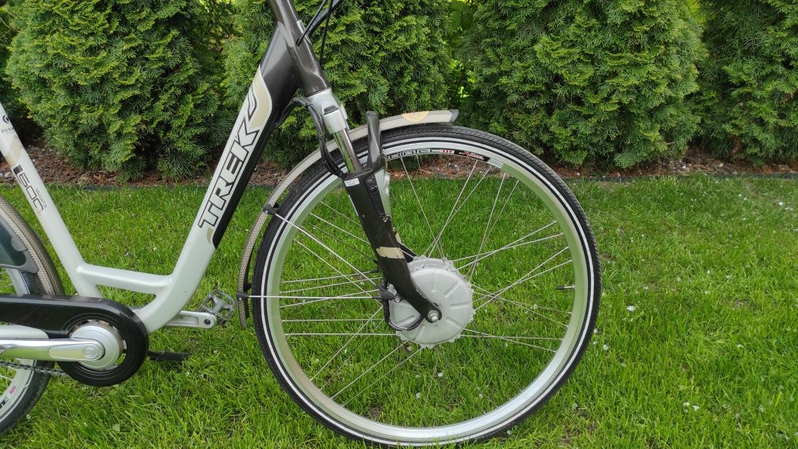 Fajny biały rower elektryczny Trek Navigator  L600+