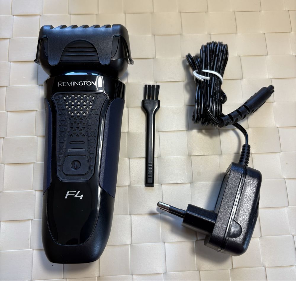 Продаётся электрическая бритва Remington F4