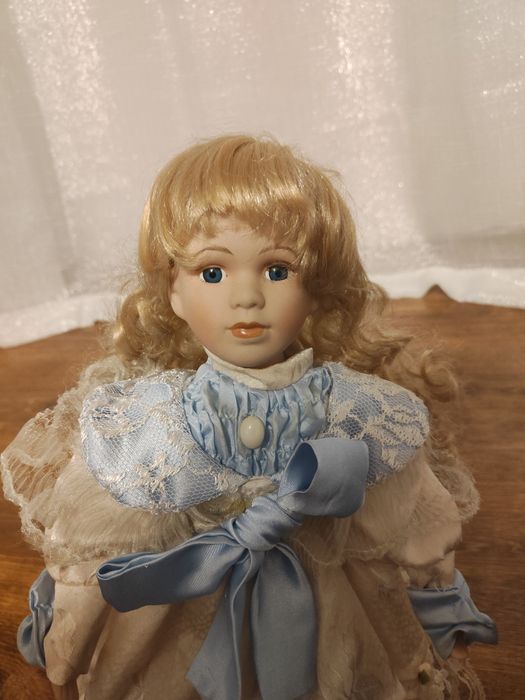 Śliczna lalka porcelanowa
