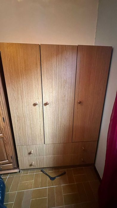 guardafatos moderno e com mesinha no mesmo design