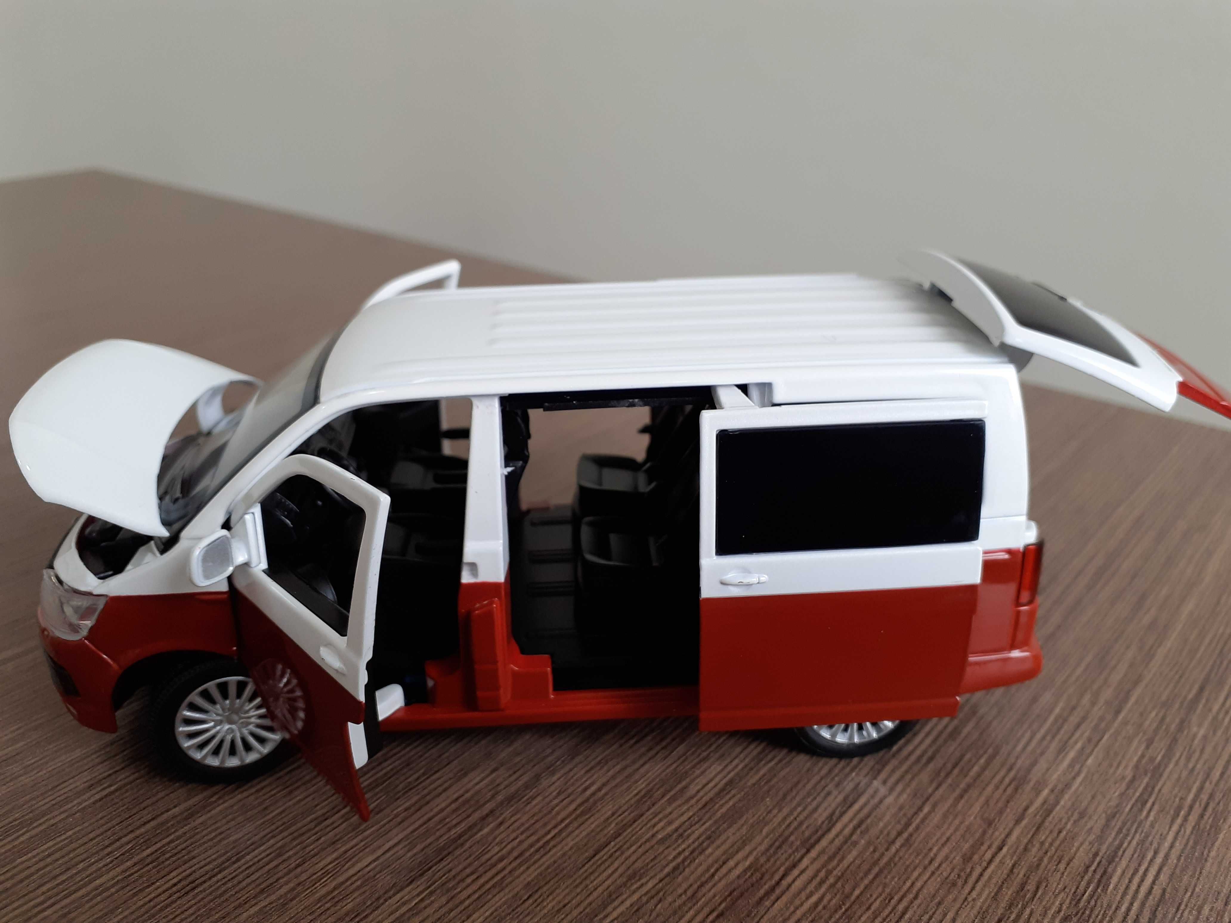 Volkswagen Multivan T6 1:32 światła dźwięk