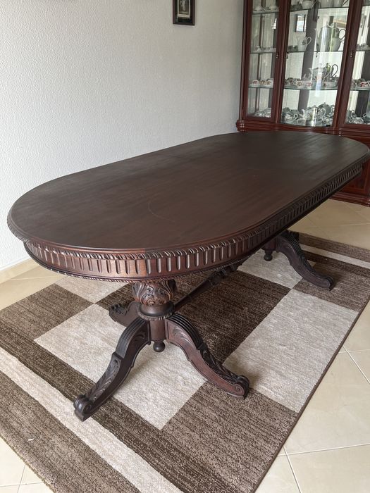 Mesa de madeira maciça em mogno trabalhada