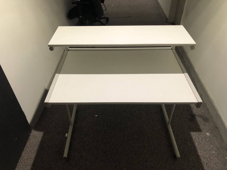 Białe biurko biurowe z półką